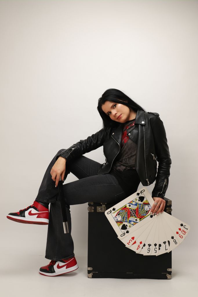 Magic Barbara bűvész. Bűvészműsor és bűvészshow rendelés céges rendezvényekre és kulturális programokra.